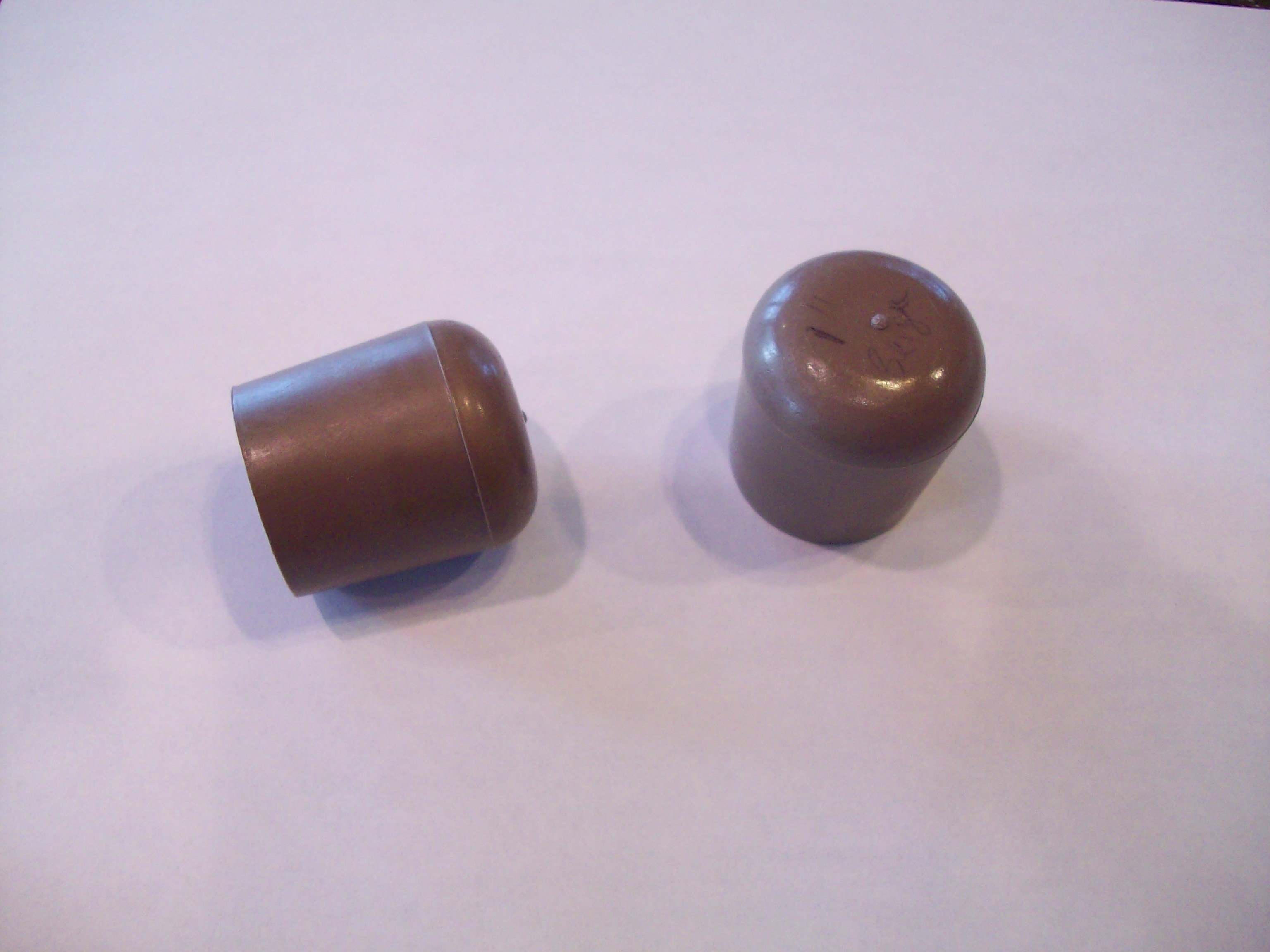 Table feet fit on outside of leg